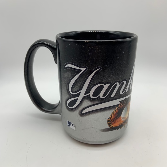 New York Yankees Glove & Ball MLB Ceramic Baseball Coffee Mug - Picture 1 of 15